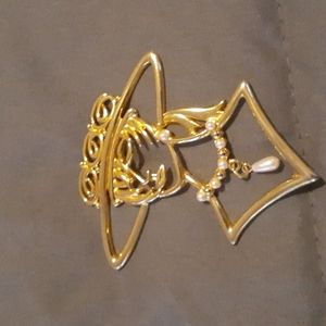 Gold Plated Lady Lady Brooch with hat & pearl necklace. 3" X 3" (L4 B1)